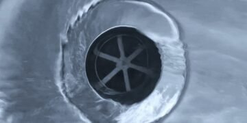 Вода в раковині тече в різних напрямках у Північній та Південній півкулях: правда чи міф