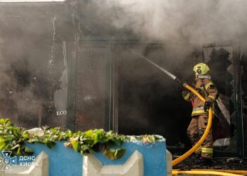 Двоє загиблих у Кривому Розі: Зеленський назвав кількість ударів по Україні за тиждень