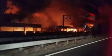 Житомирську трасу перекрили через удар РФ: під Києвом лунають вибухи, спалахнула потужна пожежа