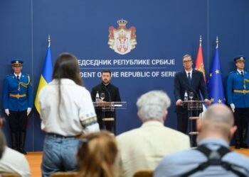 “У Белграді приймають нациста”: сербські фанати з прапорами  РФ обурились через візит Зеленського