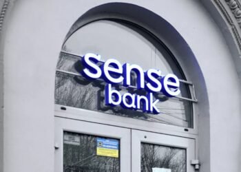 Обшуки НАБУ у нардепів та в ОП: детективи оточили Sense Bank (фото)