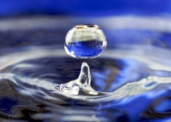 Забудьте про кислотні дощі: звичайна вода може знищити метал неочікуваним способом (фото)