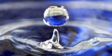 Забудьте про кислотні дощі: звичайна вода може знищити метал неочікуваним способом (фото)