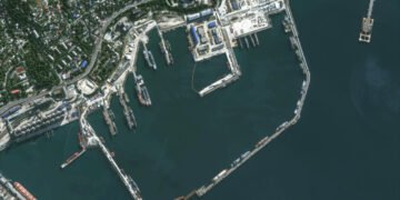 У Новоросійську уразили два фрегати РФ: з’явилися супутникові знімки наслідків удару (фото)