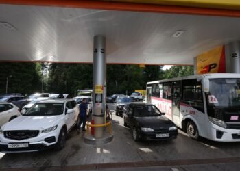“Бензину нема”: росіяни знову скаржаться на дефіцит, заправки пусті навіть в Москві