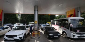 “Бензину нема”: росіяни знову скаржаться на дефіцит, заправки пусті навіть в Москві
