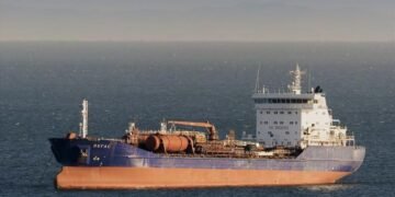 Україна дронами б’є по російських суднах: РФ змушена перекидати сили на їхній захист — Politico
