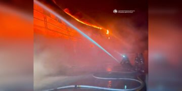 Під Дніпром спалахнула масштабна пожежа: росіяни вдарили по складах з продуктами