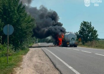 Російський БпЛА поцілив прямо у вантажівку з цистерною на Одещині: є загиблі та поранені (відео)