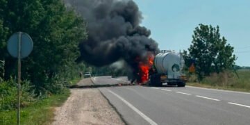 Російський БпЛА поцілив прямо у вантажівку з цистерною на Одещині: є загиблі та поранені (відео)