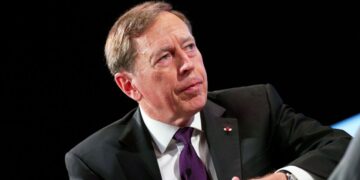 “Крим стане для Путіна каменем на шиї”: Петреус про перехоплювачі, удари по НПЗ та порти Одеси