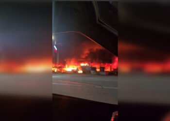 В окупованому Єнакієвому на Донеччині пролунали вибухи: масштабно палає місцевий ТЦ (відео)