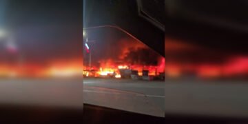В окупованому Єнакієвому на Донеччині пролунали вибухи: масштабно палає місцевий ТЦ (відео)
