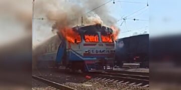 Дрони РФ двічі влучили по електричці “Лозова-Харків”: є загибла та поранені (фото)