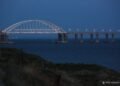 Окупований Крим масовано атакують дрони: після “прильотів” у низці міст зникло світло (відео)