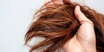 Чому влітку волосся стає сухим і ламким: як на нього впливають сонце, море та басейн