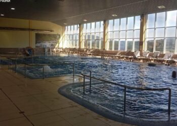 У Львові десятий день рятують 8-річного хлопчика після утоплення в басейні