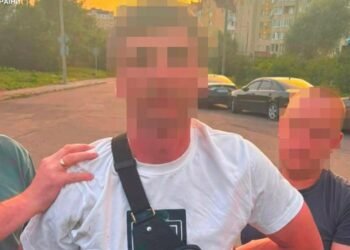 У Винниках чоловік з пістолетом напав на водія Mercedes: нападника затримали