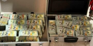 На Львівщині викрили мережу шахрайських кол-центрів: вилучили майже $2 млн готівки та елітні авто