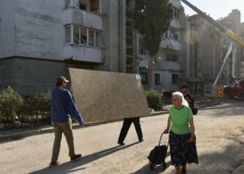 Львів відновлює будинки після обстрілу: на Патона триває демонтаж, на Виговського — обстеження