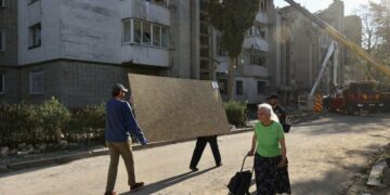 Львів відновлює будинки після обстрілу: на Патона триває демонтаж, на Виговського — обстеження