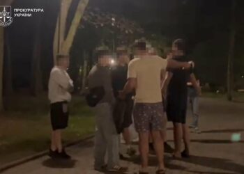 У Львові двоє нетверезих чоловіків напали на підлітків у парку: 16-річного хлопця поранили в спину