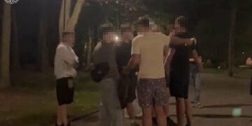 У Львові двоє нетверезих чоловіків напали на підлітків у парку: 16-річного хлопця поранили в спину