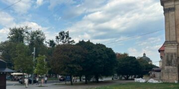 Територію біля «Язикатої тещі» хочуть перетворити на сквер: суд підтримав Львів