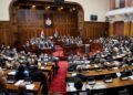 У Косові прем’єра закидали яйцями просто під час засідання парламенту (відео)