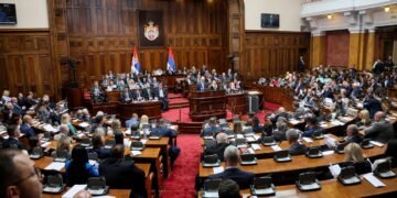 У Косові прем’єра закидали яйцями просто під час засідання парламенту (відео)