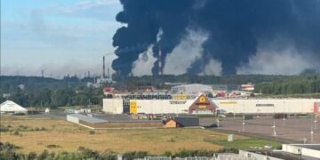 Дрони дісталися Ярославля: горить НПЗ, який годує паливом Москву