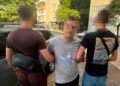 Грабіж серед дня біля школи у Львові: чоловік зірвав із жінки прикрасу та зламав їй руку