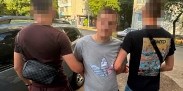 Грабіж серед дня біля школи у Львові: чоловік зірвав із жінки прикрасу та зламав їй руку