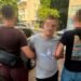 Грабіж серед дня біля школи у Львові: чоловік зірвав із жінки прикрасу та зламав їй руку