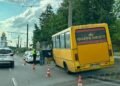 У Львові на Сихові маршрутка з пасажирами врізалася у стовп: двох людей госпіталізували, – ФОТО