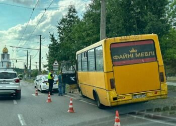У Львові на Сихові маршрутка з пасажирами врізалася у стовп: двох людей госпіталізували, – ФОТО