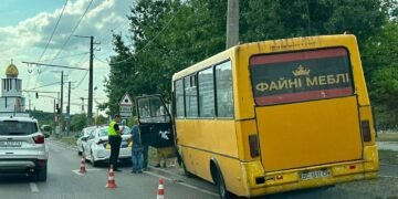 У Львові на Сихові маршрутка з пасажирами врізалася у стовп: двох людей госпіталізували, – ФОТО