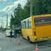 У Львові на Сихові маршрутка з пасажирами врізалася у стовп: двох людей госпіталізували, – ФОТО
