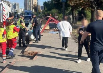 У Києві автівка на швидкості влетіла у зупинку з людьми, є загиблі та травмовані (фото)