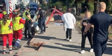 У Києві автівка на швидкості влетіла у зупинку з людьми, є загиблі та травмовані (фото)