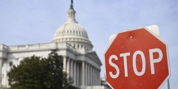 Чи достатньо просто пригальмувати перед знаком STOP: що вимагають ПДР