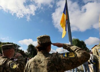 Особлива місія: Донька загиблого Героя та син військового підняли прапор України у Львові