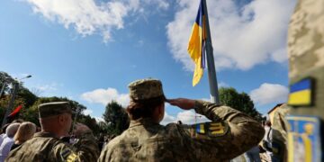 Особлива місія: Донька загиблого Героя та син військового підняли прапор України у Львові