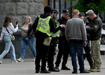 У Тернополі група людей напала на автомобіль ТЦК: постраждали військові