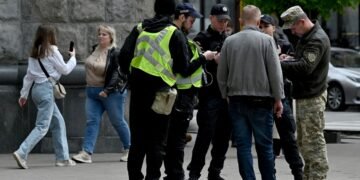 У Тернополі група людей напала на автомобіль ТЦК: постраждали військові