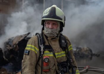 Росіяни вдарили по АЗС біля будинку в Харкові, виникла пожежа