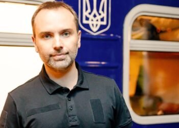 Ворожий БпЛА атакував приміський поїзд Миколаїв – Долинська, постраждалих немає – “Укрзалізниця”