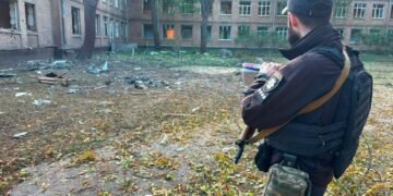 Наслідки ворожої атаки на Київ: пошкоджено житлові будинки, автівки, гімназію та медзаклад