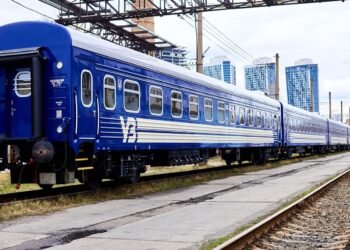 На Миколаївщині російський дрон влучив у приміський поїзд