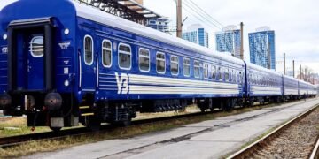 На Миколаївщині російський дрон влучив у приміський поїзд